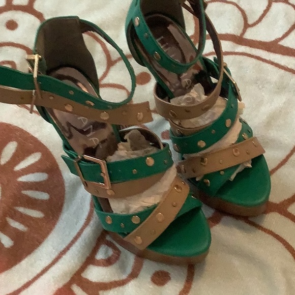 NEW NEVER WORN SKY HIGH HEELS - Picture 6 of 8